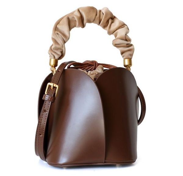 the est brand ladies flower bucket bag designer leather solid color mother bag shoulder bag exquisite mobile phone coin purse
the est brand ladies flower bucket bag designer leather solid color mother bag shoulder bag exquisite mobile phone coin purse