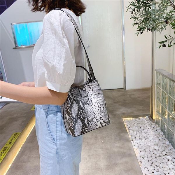 старинные кожаные змеиный узор crossbody сумки для женщин 2019 новая сумка на плечо змеевидные сумки и кошельки ведро сумки #t2g 
старинные кожаные змеиный узор crossbody сумки для женщин 2019 новая сумка на плечо змеевидные сумки и кошельки ведро сумки #t2g