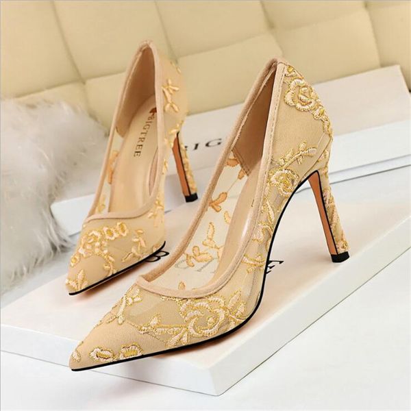 2020new shoes hollow women pumps fashion embroidery high heels women shoes elegant wedding shoes women party stiletto, Black
2020new shoes hollow women pumps fashion embroidery high heels women shoes elegant wedding shoes women party stiletto, Black
