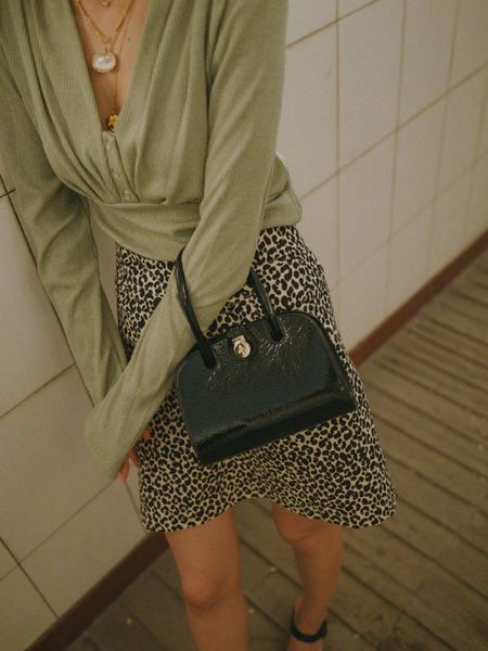 bean green knit sweater v-neck with buttoned long sleeves front with pleates fashion jumper woman 2019, White;black
bean green knit sweater v-neck with buttoned long sleeves front with pleates fashion jumper woman 2019, White;black