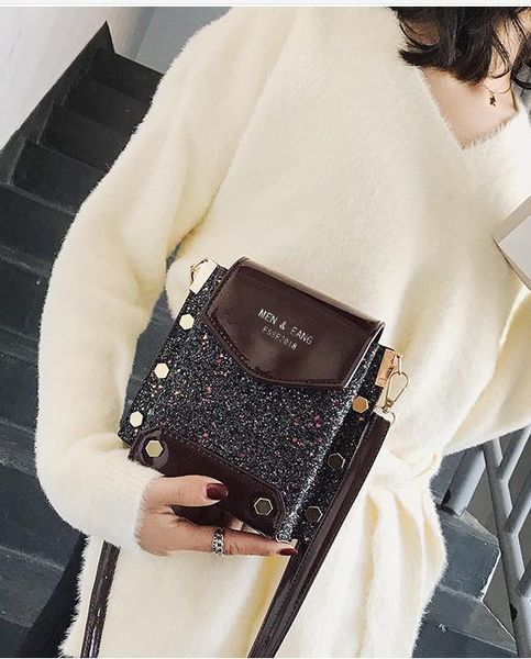 bag female 2020 new wave korean version of autumn and winter retro wild fashion simple sequined shoulder messenger small square bag
bag female 2020 new wave korean version of autumn and winter retro wild fashion simple sequined shoulder messenger small square bag