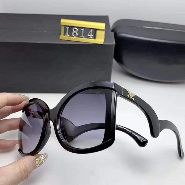 2020 new designer sunglasses luxury fashion brand for woman glasses driving uv adumbral with box logo new sunglasses 1814, White;black
2020 new designer sunglasses luxury fashion brand for woman glasses driving uv adumbral with box logo new sunglasses 1814, White;black
