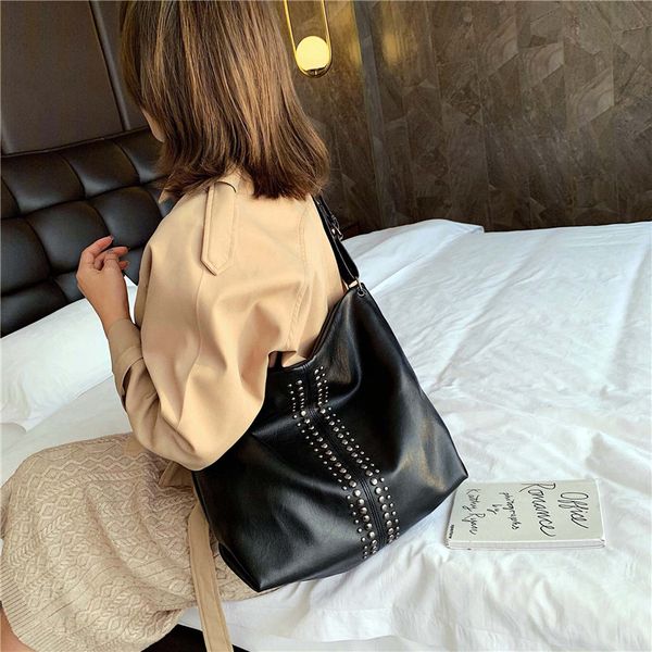 new ladies shoulder bag pu large capacity shopping bag fashion rivet adjustable diagonal cross casual tote
new ladies shoulder bag pu large capacity shopping bag fashion rivet adjustable diagonal cross casual tote