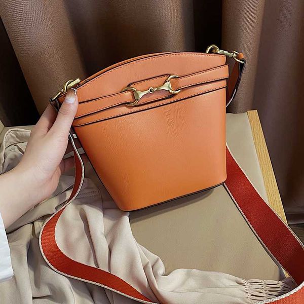 new original design fashion handbag bucket bag vintage wide shoulder strap crossbody bag width 24cm height 19cm thickness 9.5cm
new original design fashion handbag bucket bag vintage wide shoulder strap crossbody bag width 24cm height 19cm thickness 9.5cm