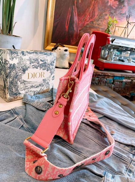 2020 fashion classic women's embroidered shopping bag wide straps style size :28*12*18cm
2020 fashion classic women's embroidered shopping bag wide straps style size :28*12*18cm