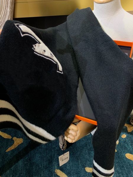 fashion brand cashmere scarf fashion ladies knit beautiful stylish letter scarf gloss comfortable soft warm 40*200cm, Blue;gray
fashion brand cashmere scarf fashion ladies knit beautiful stylish letter scarf gloss comfortable soft warm 40*200cm, Blue;gray