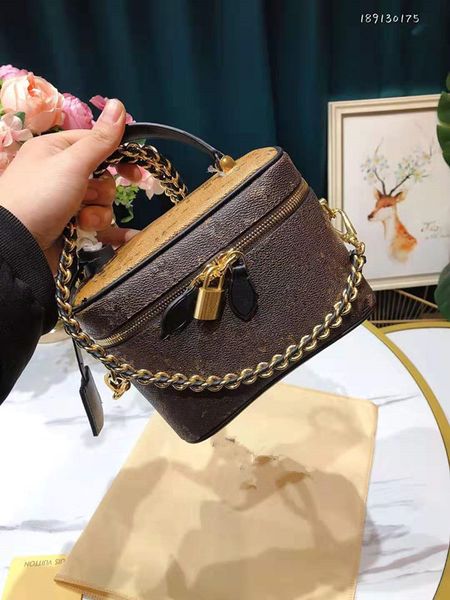 the new 2020 aging genuine leather cosmetic bucket women bags woman fashion one shoulder aslant handbag chain female a designer shoulder bag
the new 2020 aging genuine leather cosmetic bucket women bags woman fashion one shoulder aslant handbag chain female a designer shoulder bag