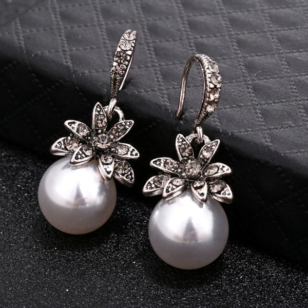 fashion imitation pearl earrings inlaid rhinestones exquisite charming wedding jewelry for women three colors optional2019, Silver
fashion imitation pearl earrings inlaid rhinestones exquisite charming wedding jewelry for women three colors optional2019, Silver