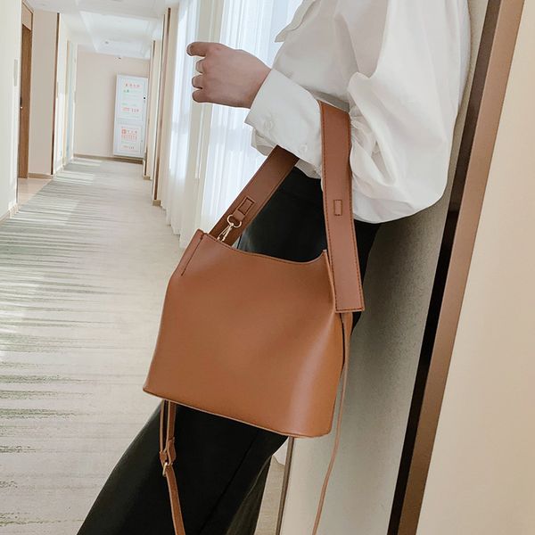 2020 new ladies shoulder bag solid color shoulder large capacity child-mother bag korean fashion slung portable tote
2020 new ladies shoulder bag solid color shoulder large capacity child-mother bag korean fashion slung portable tote