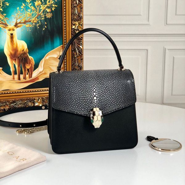 the new lady's one-shoulder bag 7a high-end custom quality diagonal span bag fashion trend leisure style gold metal accessories cover w
the new lady's one-shoulder bag 7a high-end custom quality diagonal span bag fashion trend leisure style gold metal accessories cover w