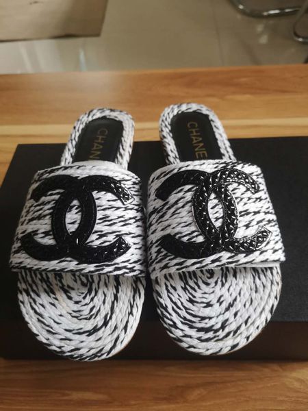 Italian new catwalk explosion models lazy slippers top designer shoes casual sliding fashion design ladies slippers
Italian new catwalk explosion models lazy slippers top designer shoes casual sliding fashion design ladies slippers