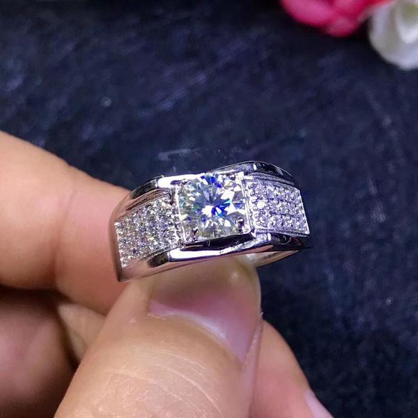 moissanite men's rings, now the most popular gemstone, have high hardness, comparable to diamonds. 925 silver, Golden;silver
moissanite men's rings, now the most popular gemstone, have high hardness, comparable to diamonds. 925 silver, Golden;silver