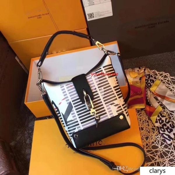 lovuitto designer tuileries besace shoulder bag monograms 42467 leather tuileries besace bag size: 20*20*28cm
lovuitto designer tuileries besace shoulder bag monograms 42467 leather tuileries besace bag size: 20*20*28cm