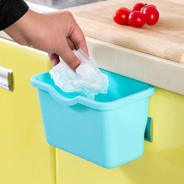 дверь кухонного шкафа висит мусор мусорный бак мусорный контейнер 
дверь кухонного шкафа висит мусор мусорный бак мусорный контейнер