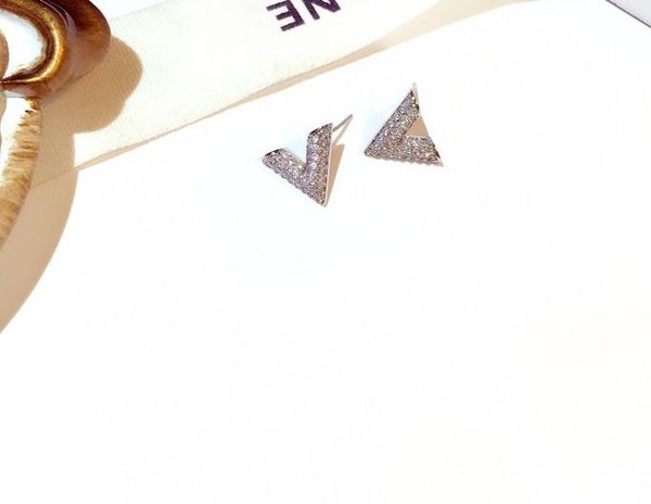 wholesale- glittering new ins fashion luxury designer diamonds zircon letter v small stud earrings for woman girls gold silver, Golden;silver
wholesale- glittering new ins fashion luxury designer diamonds zircon letter v small stud earrings for woman girls gold silver, Golden;silver