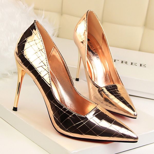 2019 new woman black snake printed red sole bottom shoes high heels pointed toe womens pumps stilettos wedding shoes big size t07
2019 new woman black snake printed red sole bottom shoes high heels pointed toe womens pumps stilettos wedding shoes big size t07