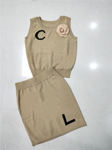 2020 new design women's sleeveless o-neck 3d flower patchwork logo letter embroidery ice silk knitted crop vest and bodycon pencil skir, White
2020 new design women's sleeveless o-neck 3d flower patchwork logo letter embroidery ice silk knitted crop vest and bodycon pencil skir, White