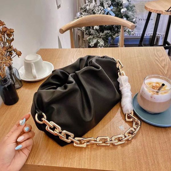 this year's super fire clouds package one shoulder inclined bag, fashion bag lady friend chain preferred packages
this year's super fire clouds package one shoulder inclined bag, fashion bag lady friend chain preferred packages
