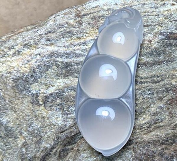 factory direct natural jade white agate chalcedony pendant pendant safe four seasons bean bean jade gift 3.6, Silver
factory direct natural jade white agate chalcedony pendant pendant safe four seasons bean bean jade gift 3.6, Silver