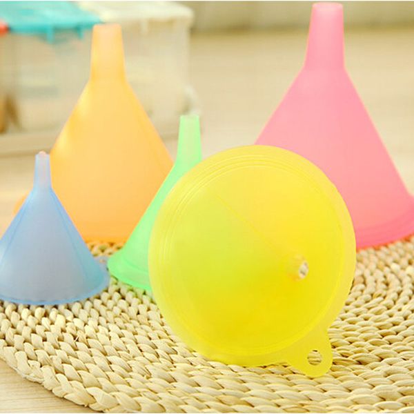 5pcs/set different size plastic funnels perfume liquid essential oil filling empty bottle packing kitchen bar dining tool
5pcs/set different size plastic funnels perfume liquid essential oil filling empty bottle packing kitchen bar dining tool