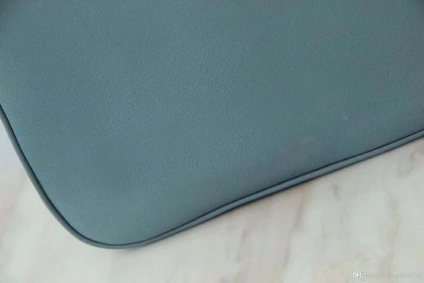 european classic luxury style, ladies handbag, triangle bag simple style, pure leather, milan model show, perfect packaging
european classic luxury style, ladies handbag, triangle bag simple style, pure leather, milan model show, perfect packaging