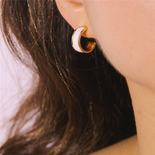 new simple black white enamel c shape earrings for women fashion jewelry semicircle small hoop earrings, Golden;silver
new simple black white enamel c shape earrings for women fashion jewelry semicircle small hoop earrings, Golden;silver