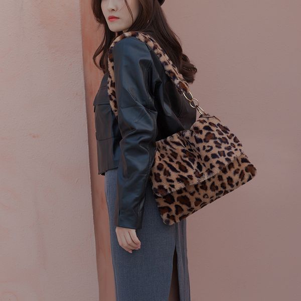 мода леопард женский crossbody сумки для женщин роскошные искусственного меха сумки на ремне 2019 зима плюшевые женщины сумка дамы bolsa
мода леопард женский crossbody сумки для женщин роскошные искусственного меха сумки на ремне 2019 зима плюшевые женщины сумка дамы bolsa