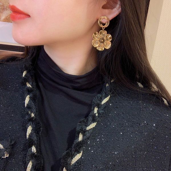 c2101 stylish brass made from vintage gold flowers and stylish earrings with exquisite floral motifs and stunning female earrings, Golden;silver
c2101 stylish brass made from vintage gold flowers and stylish earrings with exquisite floral motifs and stunning female earrings, Golden;silver