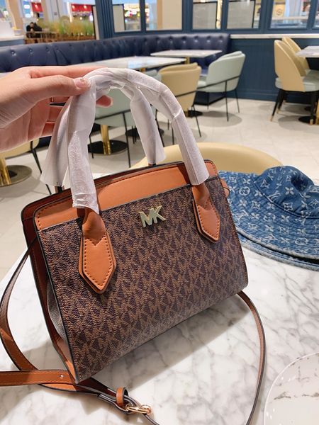 2020 new selling luxury ladies fashion messenger bag shoulder bag european and american big handbags simple messenger bag handbag
2020 new selling luxury ladies fashion messenger bag shoulder bag european and american big handbags simple messenger bag handbag