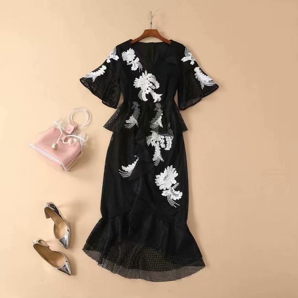 european and american women's clothing 2019 new summer the horn sleeve hollow out the embroidery fashionable fishtail dress, Black;gray
european and american women's clothing 2019 new summer the horn sleeve hollow out the embroidery fashionable fishtail dress, Black;gray