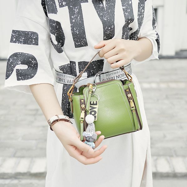 2020 new women's bag double zipper bucket bag embossed leather fashion bear women's handbag
2020 new women's bag double zipper bucket bag embossed leather fashion bear women's handbag
