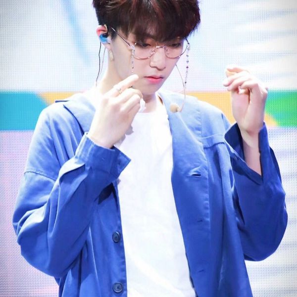 mirror love chen linong nonskid glasses rope colorful glass beads metal glasses chain neck anti-slip chain
mirror love chen linong nonskid glasses rope colorful glass beads metal glasses chain neck anti-slip chain