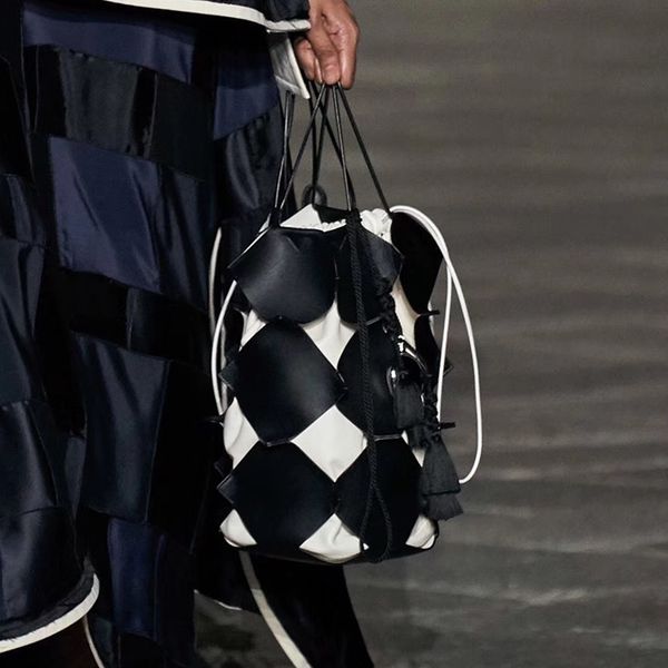 срощенной hollow bucket bag 2020 весна и сумка высокого качества лета новых женщин посыльного сумки женщины кошелек и сумки
срощенной hollow bucket bag 2020 весна и сумка высокого качества лета новых женщин посыльного сумки женщины кошелек и сумки