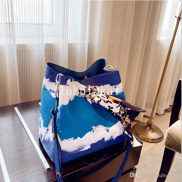 european and american trend bucket bag simple and generous female handbag large capacity shoulder messenger bag for girl same paragraph
european and american trend bucket bag simple and generous female handbag large capacity shoulder messenger bag for girl same paragraph