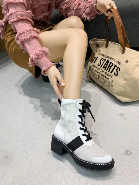 new style high-end luxury ladies casual shoes fashion design brand autumn and winter women's shoes classic pattern platform heel 5.5cm, Black
new style high-end luxury ladies casual shoes fashion design brand autumn and winter women's shoes classic pattern platform heel 5.5cm, Black