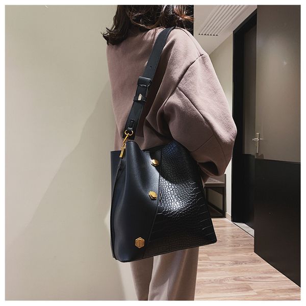 случайные матовый пэчворк ведра мешок женщины дизайнер заклепка плечо сумки роскошь полиуретан широкий ремень через плечо сумка большой сумо
случайные матовый пэчворк ведра мешок женщины дизайнер заклепка плечо сумки роскошь полиуретан широкий ремень через плечо сумка большой сумо