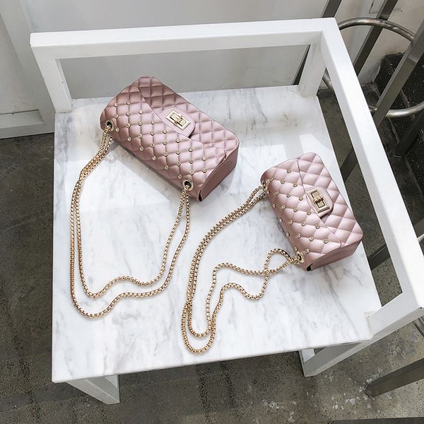 the new one-shoulder chain small bag 2020 shoulder messenger fashion handbags 
the new one-shoulder chain small bag 2020 shoulder messenger fashion handbags