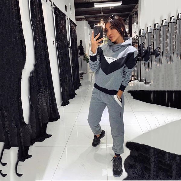 2020 designer women's sports suit spring women's new sports and leisure sweater suit fashion two-piece suit size s-xl, Gray 
2020 designer women's sports suit spring women's new sports and leisure sweater suit fashion two-piece suit size s-xl, Gray