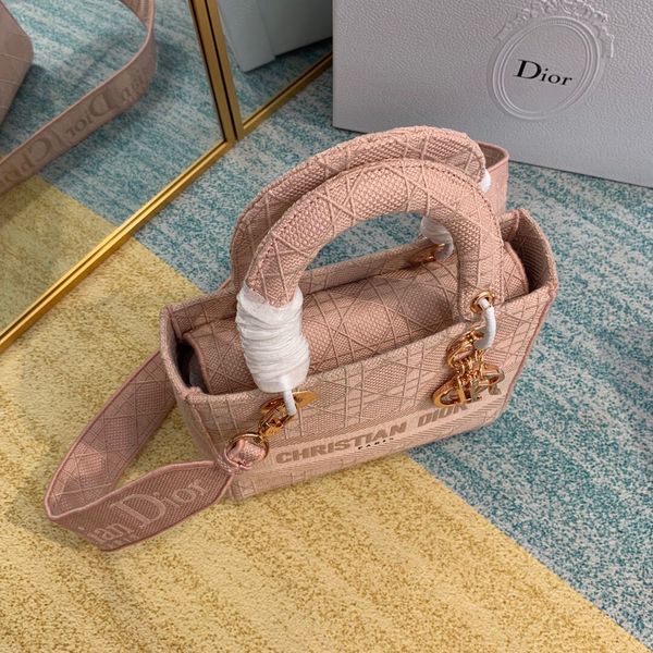 classic lady's handbag 5a high-end custom quality handbag fashion business casual style metal accessories with long shoulder strap
classic lady's handbag 5a high-end custom quality handbag fashion business casual style metal accessories with long shoulder strap