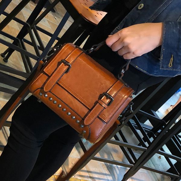 новые кожаные сумки 2020 корейской версии мешка плеча кожаного мешка ретро женской сумки простого мессенджера
новые кожаные сумки 2020 корейской версии мешка плеча кожаного мешка ретро женской сумки простого мессенджера