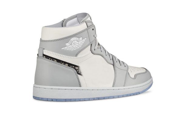 2020 authentic air high 1 og x 10dior retro grey 310jordan black sail white men basketball shoes sports sneakers with original box
2020 authentic air high 1 og x 10dior retro grey 310jordan black sail white men basketball shoes sports sneakers with original box