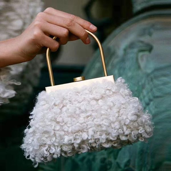 fall/winter 2019 new korean gold clip bag small roll fur hand bill of lading shoulder messenger bag woman
fall/winter 2019 new korean gold clip bag small roll fur hand bill of lading shoulder messenger bag woman