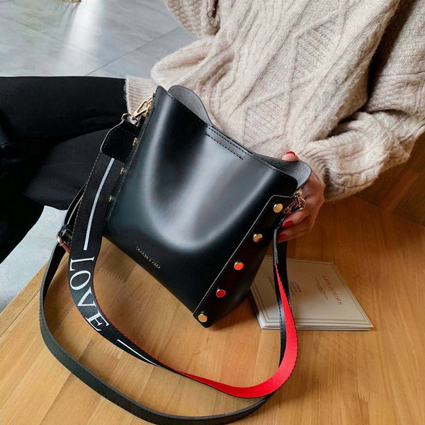 высокое качество сумка женщины ковш сумки на ремне большой емкости vintage матовый pu кожа леди сумка черный
высокое качество сумка женщины ковш сумки на ремне большой емкости vintage матовый pu кожа леди сумка черный