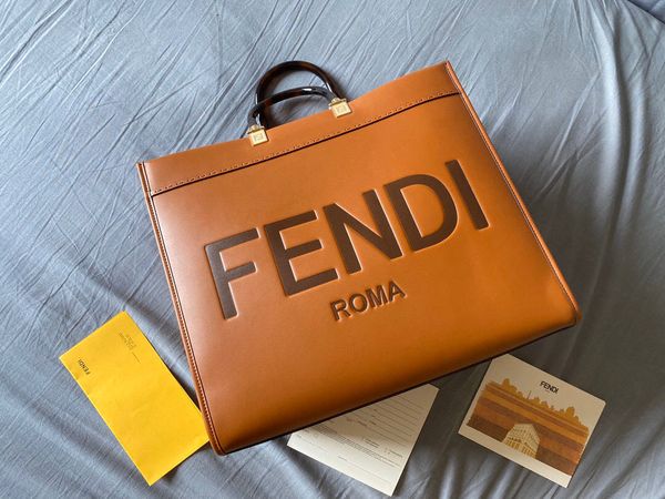 new lady's handbag 7a high-end custom quality large capacity handbag fashion style gold metal accessories with color leather edge
new lady's handbag 7a high-end custom quality large capacity handbag fashion style gold metal accessories with color leather edge