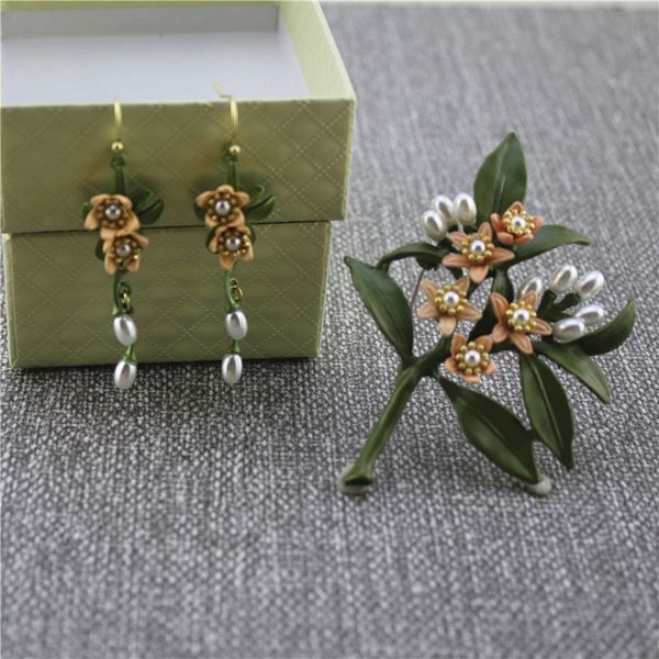 european american fashion antique palace orange flower half hole pearl green antique paint stud earrings brooch set, Slivery;golden
european american fashion antique palace orange flower half hole pearl green antique paint stud earrings brooch set, Slivery;golden