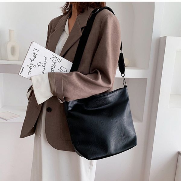 2020 fashion women handbag shoulder bag leather satchel crossbody purse female wide strap messenger carteras mujer de hombro y
2020 fashion women handbag shoulder bag leather satchel crossbody purse female wide strap messenger carteras mujer de hombro y