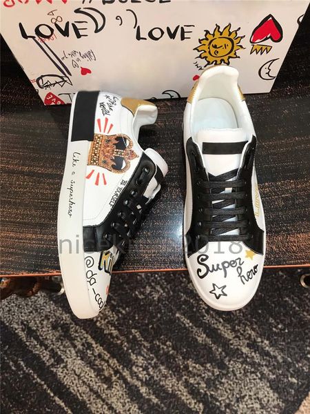D Gabb Homme Мужчины Женщины Комфорт Повседневная обувь King Of Love Fashion Luxury Designer Chaussures Сеги AMORE Tide кожа Crown Кроссовки
D Gabb Homme Мужчины Женщины Комфорт Повседневная обувь King Of Love Fashion Luxury Designer Chaussures Сеги AMORE Tide кожа Crown Кроссовки