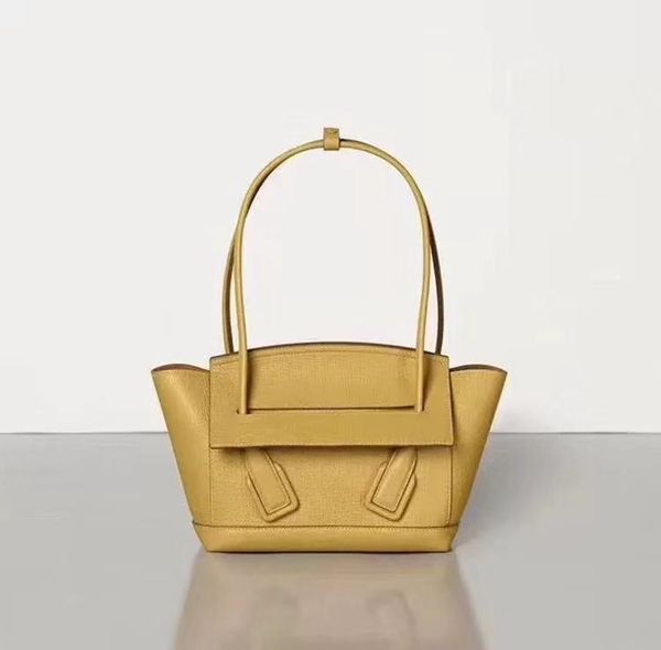 a xige crossbow leather bag with the money bag wings arco33 leather underarm bag lady shoulder bags wholesale
a xige crossbow leather bag with the money bag wings arco33 leather underarm bag lady shoulder bags wholesale
