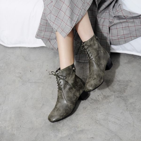 big size ma'am coarse heel short boots pure color frenulum boot barrel high heel boots, Black
big size ma'am coarse heel short boots pure color frenulum boot barrel high heel boots, Black