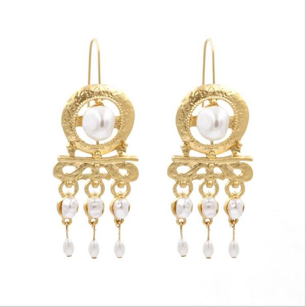new european and american luxury metal pearl-inlaid accessories personality stitching pearl long earhook exaggerated earrings jewelry, Golden;silver
new european and american luxury metal pearl-inlaid accessories personality stitching pearl long earhook exaggerated earrings jewelry, Golden;silver